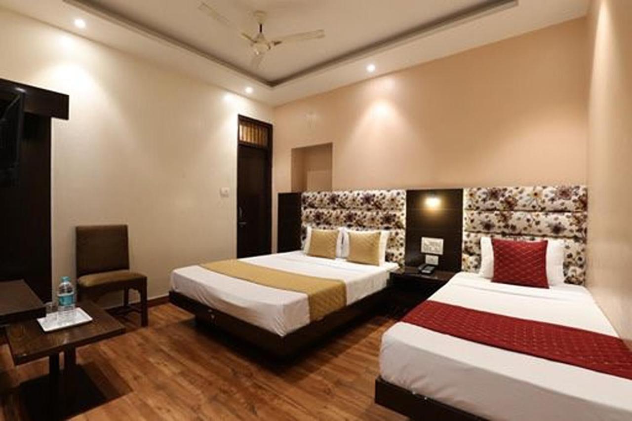 Amrit Hotel Neu-Delhi Exterior foto