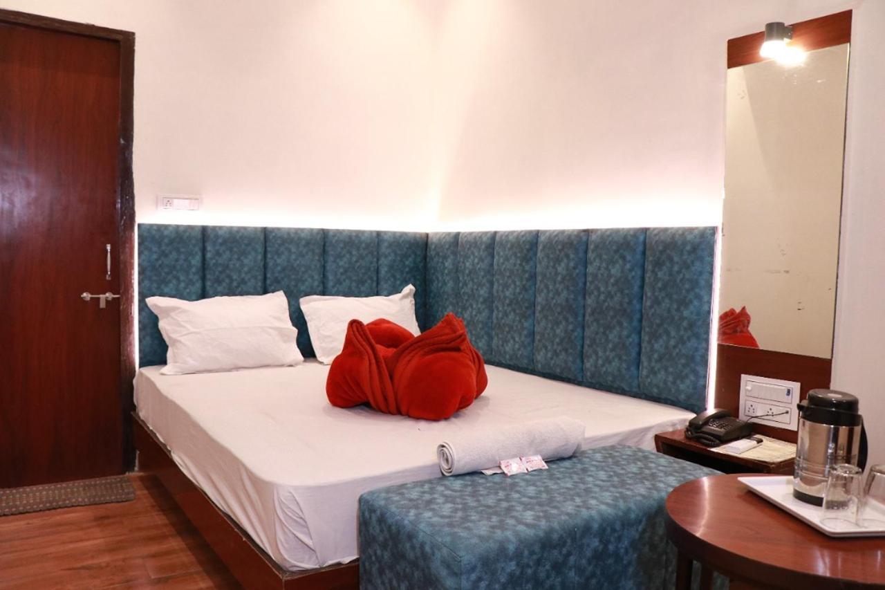 Amrit Hotel Neu-Delhi Exterior foto