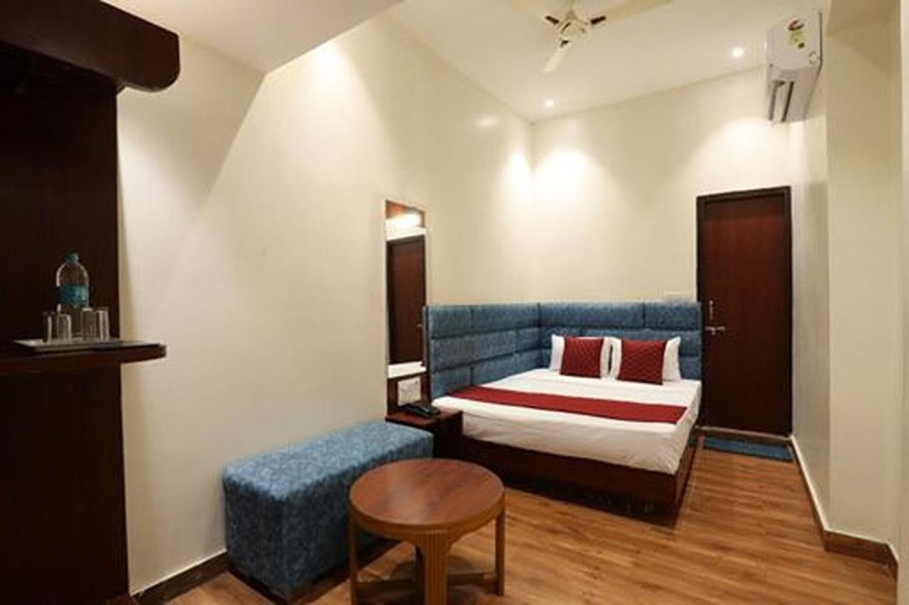 Amrit Hotel Neu-Delhi Exterior foto
